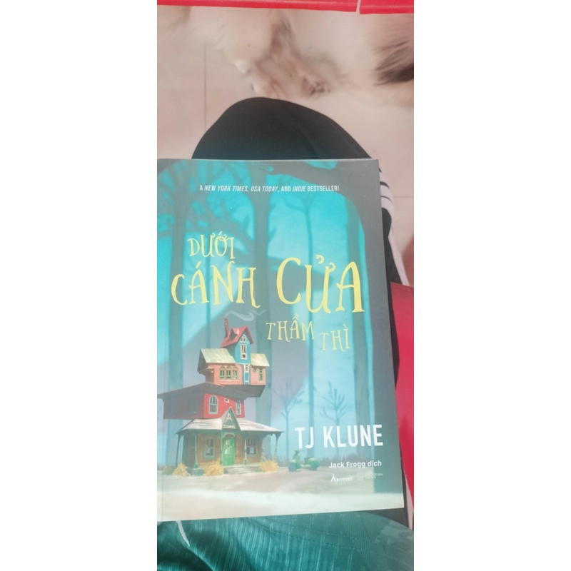 [Sách cũ] Dưới Cánh Cửa Thầm Thì TJ Klune (gần như mới, giá tốt) 477035
