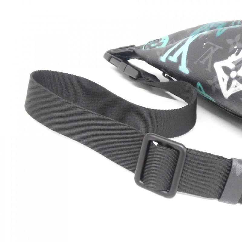 Túi đeo chéo Louis Vuitton Monogram Eclipse (LV Graffiti Veil) Discovery Bum Bag PM M21397 - Hàng hiệu Chính hãng 767951