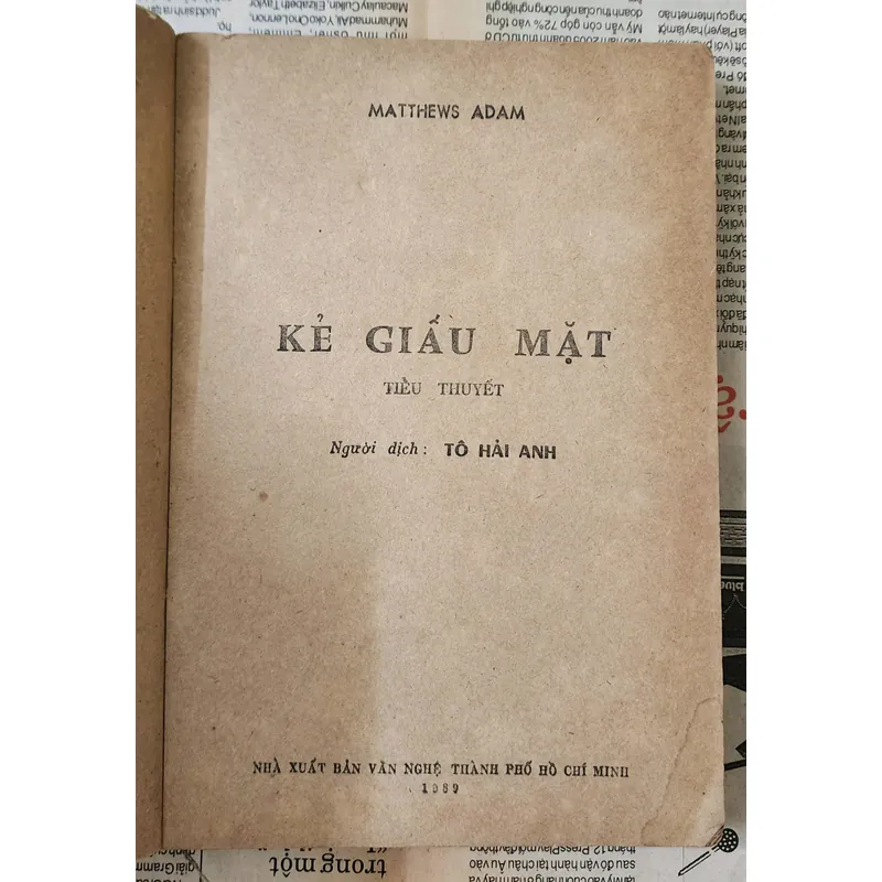 Kẻ giấu mặt - tiểu thuyết của Matthews Adam 716901