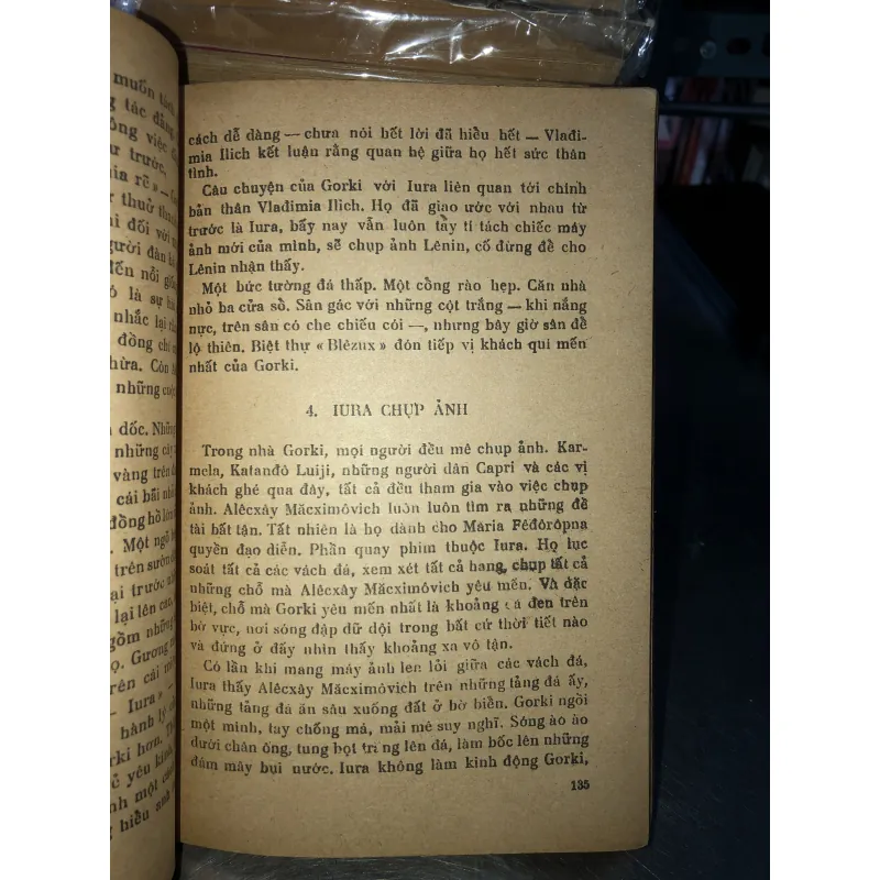 Một buổi tối tháng tư - Tạp truyện và bút ký về V.I.Lê-nin 786048