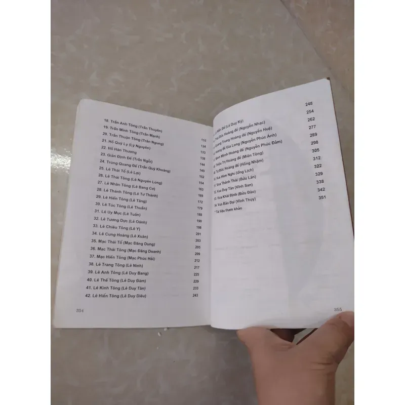 Sách: 54 vị hoàng đế Việt Nam Tác giả: Đặng Việt Thuỷ - Đặng Thành Trung 929296