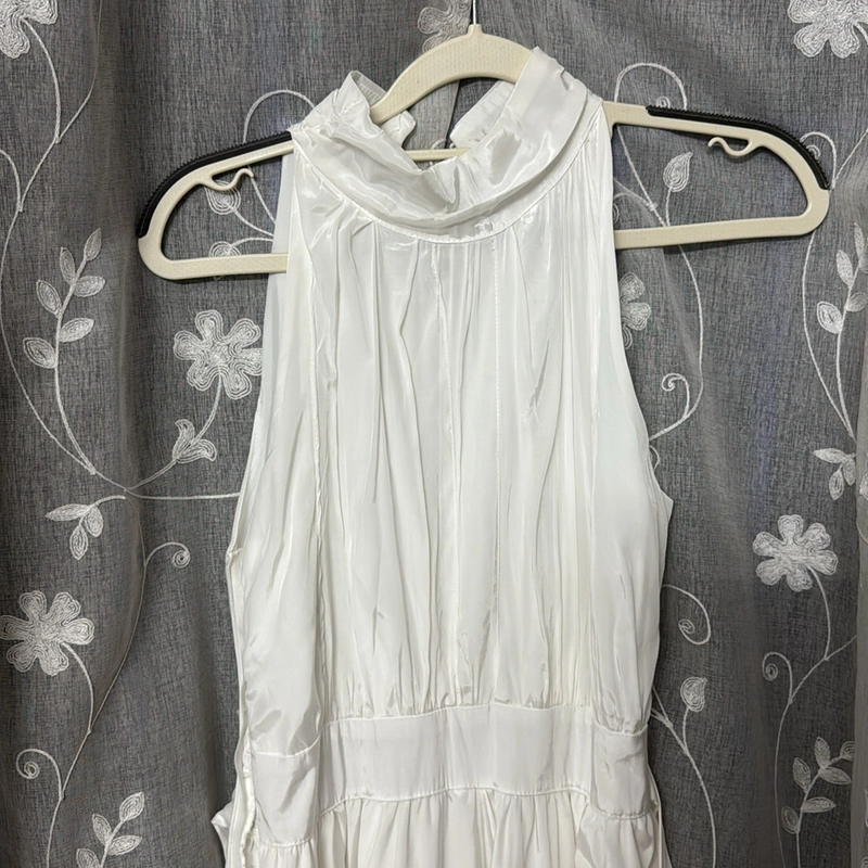 Đầm trắng sát nách size S, cổ cao, có dây buộc eo phía sau rất thanh lịch và sang trọng 485079