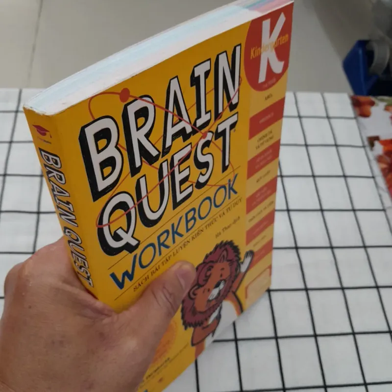 Sách tư duy màu BRAIN QUEST Workbooks K. Tg Lisa Trumbauer. Cho bé 6 t 689677