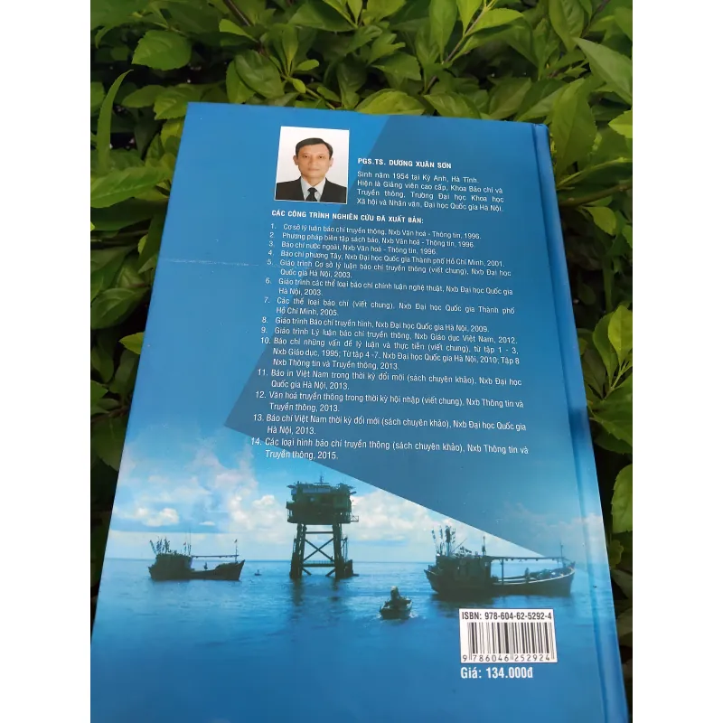 Báo chí với vấn đề biển đảo và duyên hải Việt Nam của Dương Xuân Sơn 990383