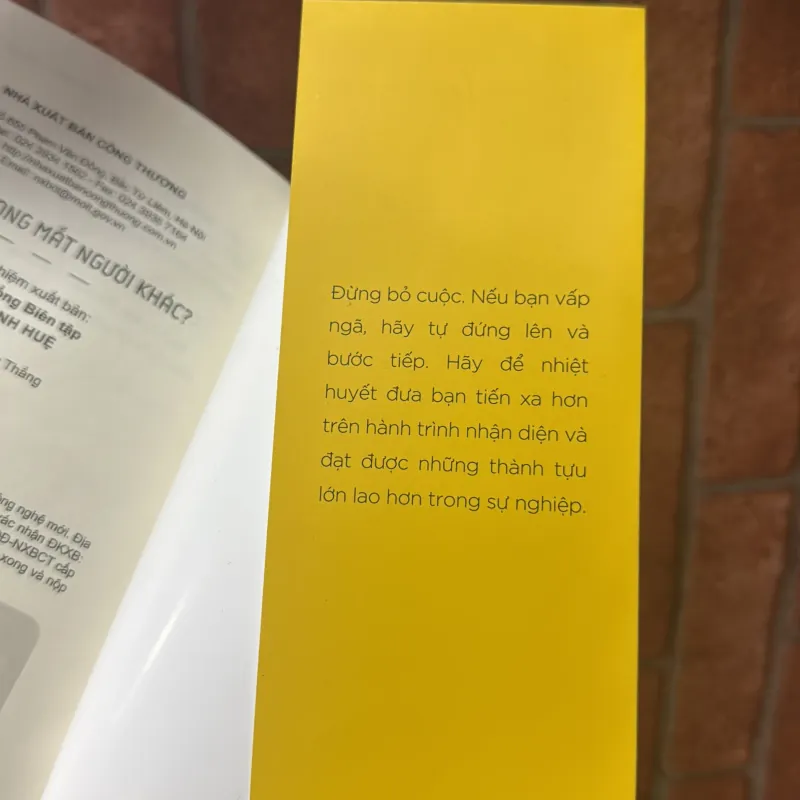 Sách bạn là ai trong mắt người khác 1021169