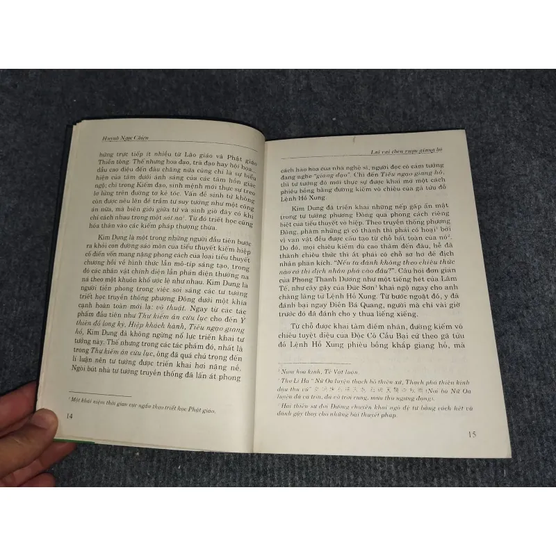 LAI RAI CHÉN RƯỢU GIANG HỒ. TIỂU LUẬN VỀ KIM DUNG 992587