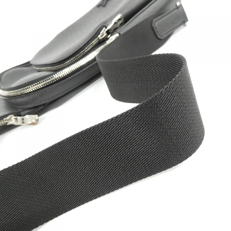 Túi đeo chéo Louis Vuitton Taiga Avenue M30863 612502