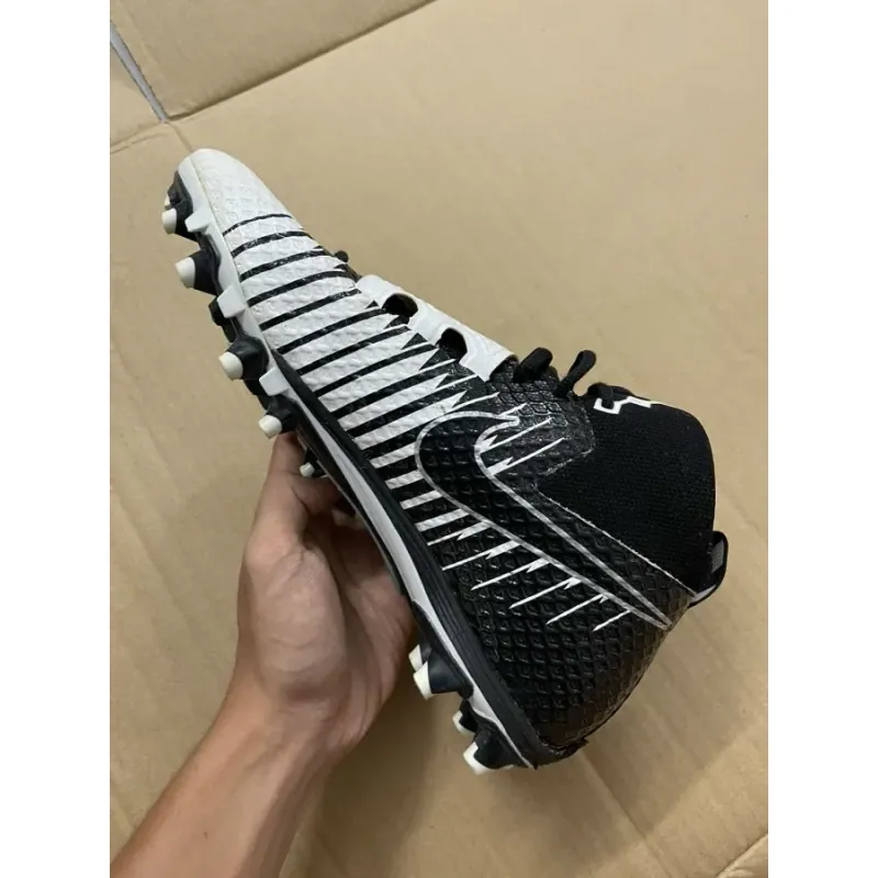 Giày thể thao hiệu NIKE có móng 934819