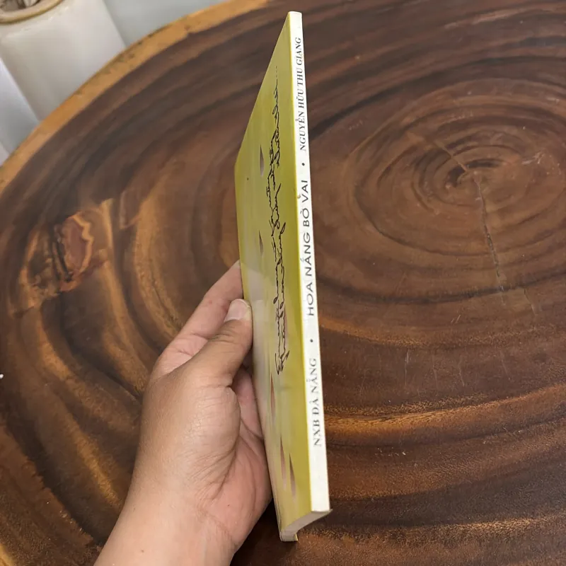 II Thơ: Hoa Nắng Bờ Vai - Nguyễn Hữu Thu Giang - 2000 1001908