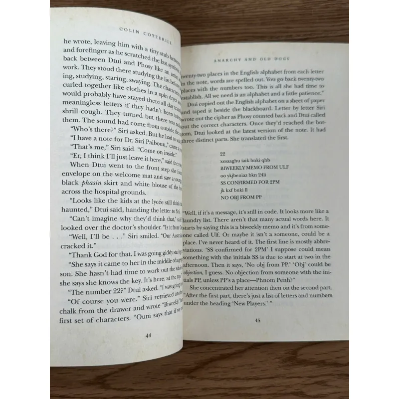 Anarchy and Old Dogs - Colin Cotterill 783030