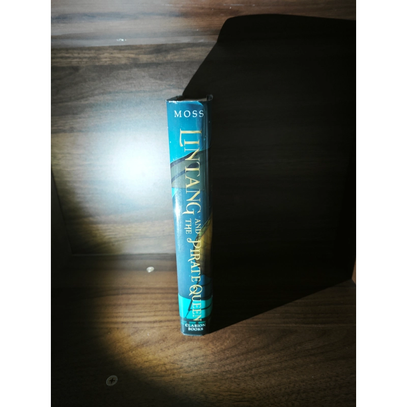 Ngoại văn LINTANG AND THE PIRATE QUEEN - Tamara Moss 548285