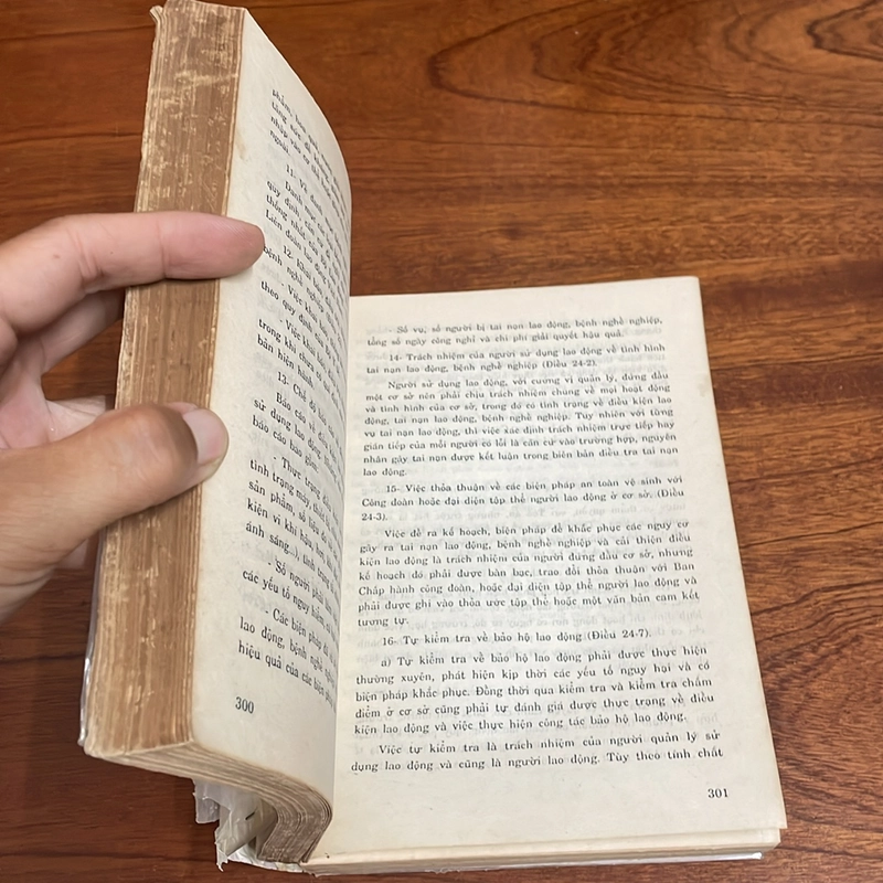 II Tìm Hiểu Pháp Luật: Pháp Luật Về Lao Động • Tiền Lương Và Bảo Hiểm Xã Hội - 1992 507866