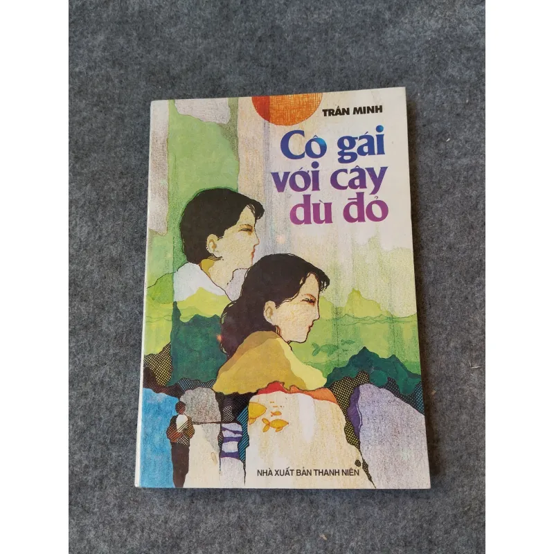CÔ GÁI VỚI CÂY DÙ ĐỎ 719919