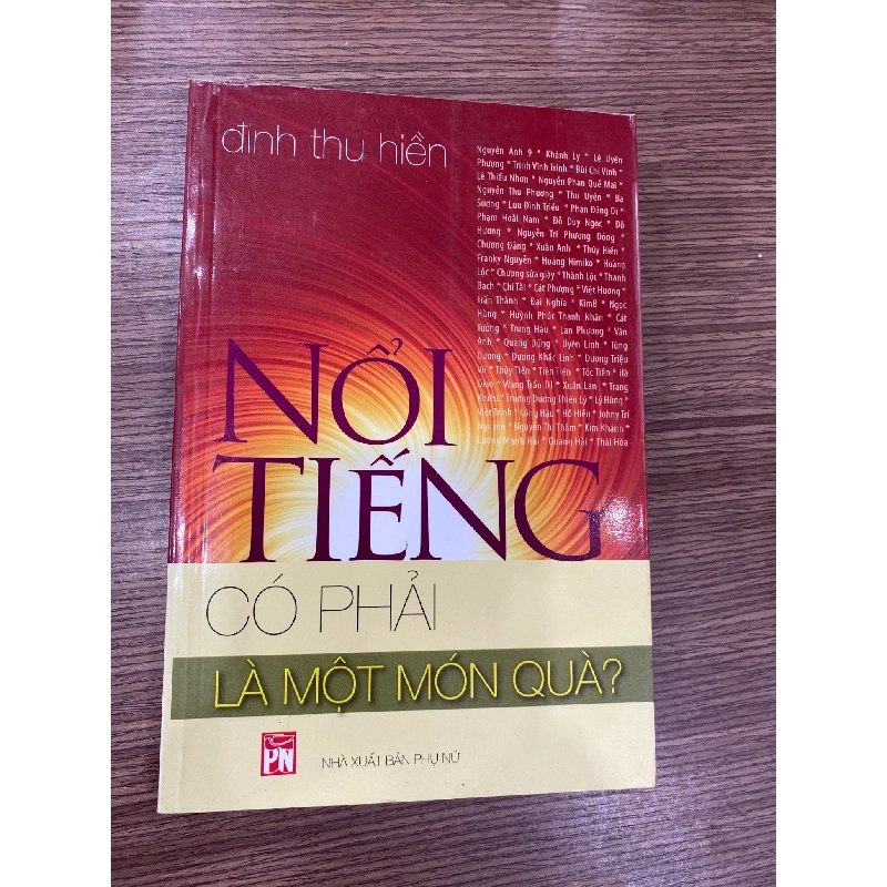 Nổi tiếng có phải là một món quà-Đinh Thu Hiền- sách lưu kho mới 80-90% 783783