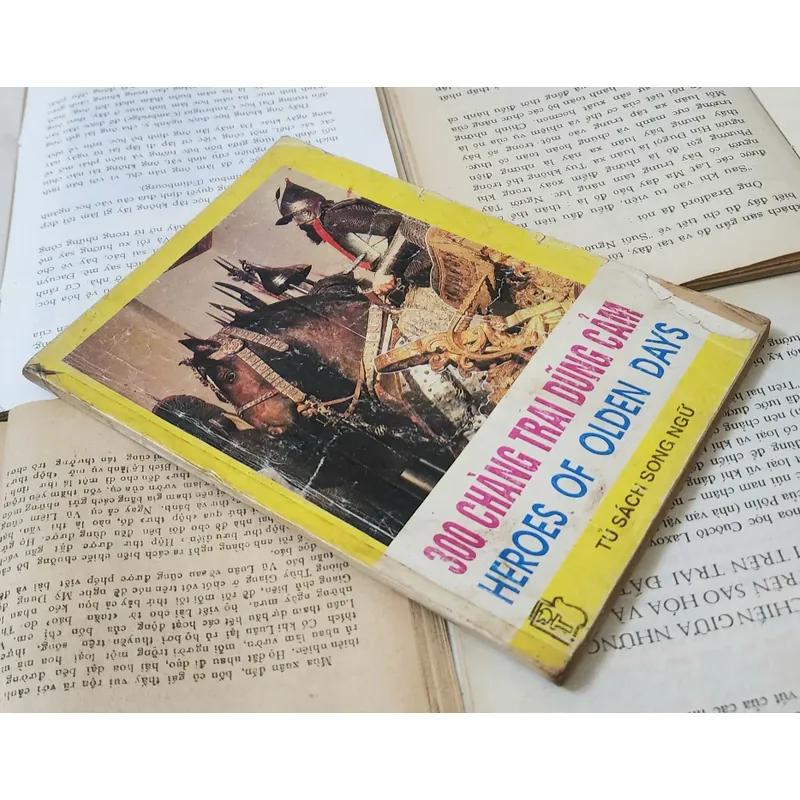 Truyện song ngữ Anh - Việt: 300 CHÀNG TRAI DŨNG CẢM (HEROES OF OLDEN DAYS)  704208