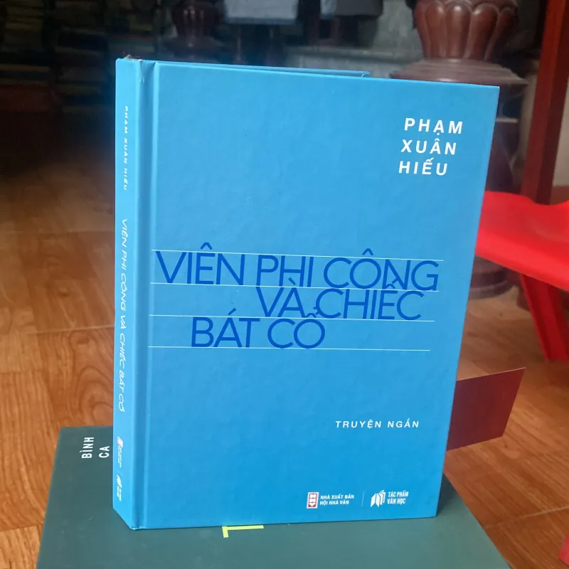 Viên phi công và chiếc bát cổ - Phạm Xuân Hiếu 1033528