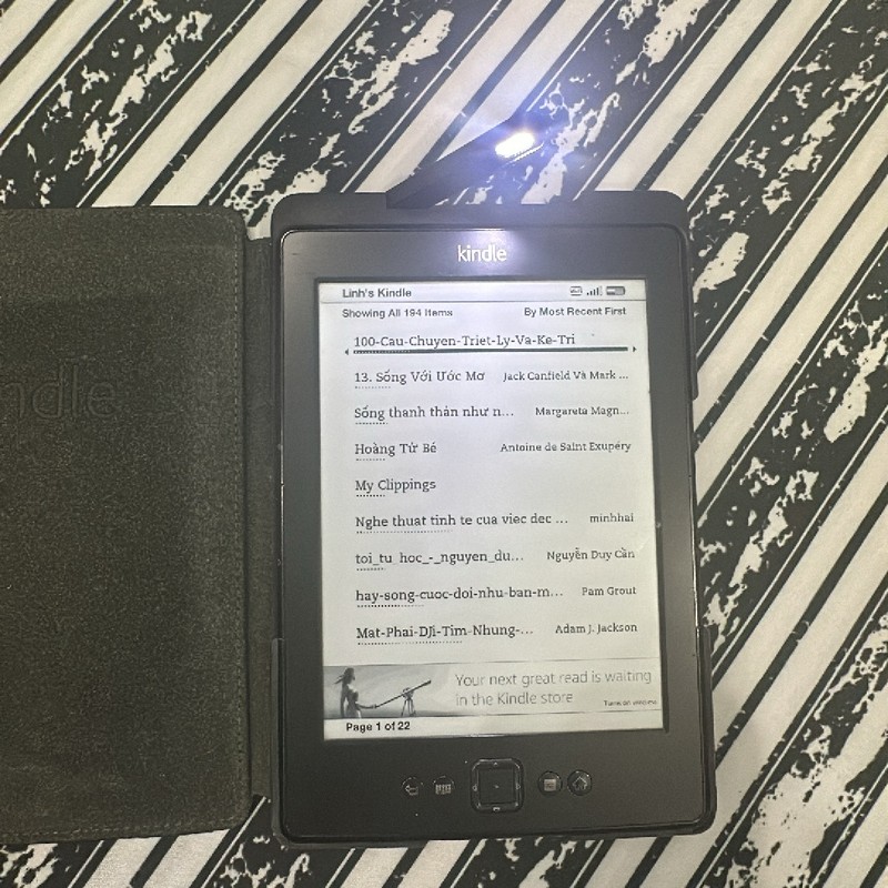 Máy đọc sách Kindle kèm cover đèn chính hãng màu đen, hoạt động tốt! 75162