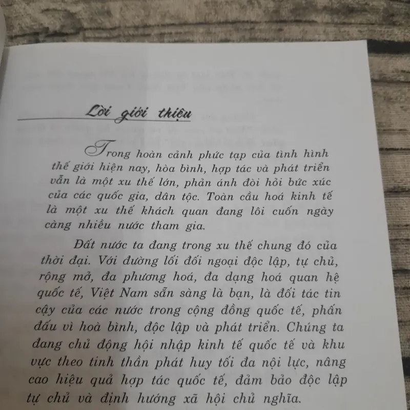 Một số vấn đề Quan hệ Quốc tế trong giai đoạn hiện nay. Chủ biên Thạc sỹ Vũ Quang Đản. 697502