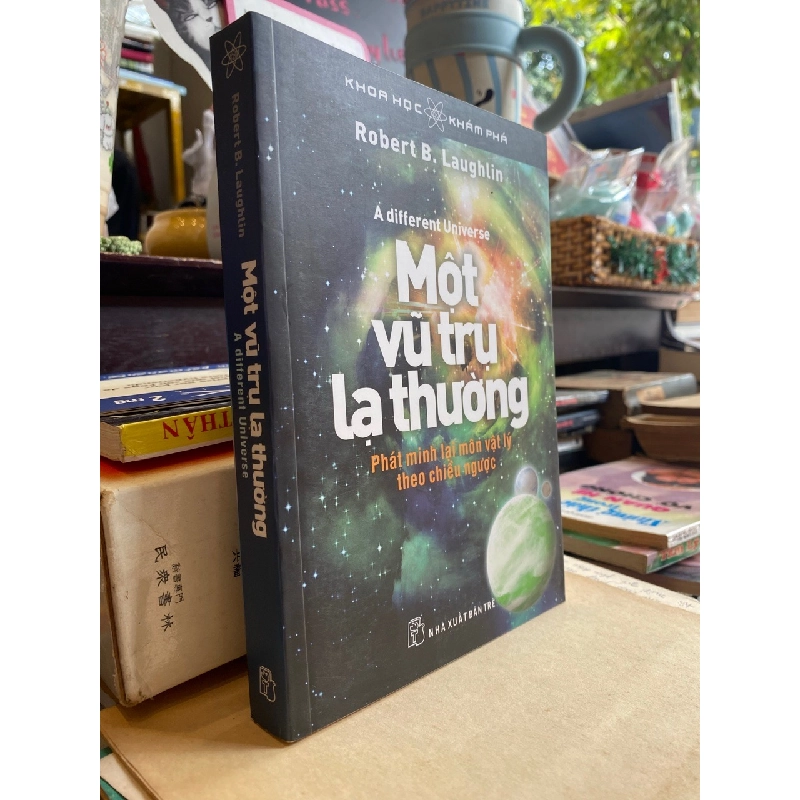 MỘT VŨ TRỤ LẠ THƯỜNG - ROBERT B. LAUGHLIN 320705
