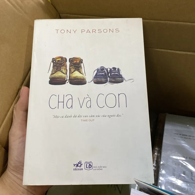 Cha và con Tony Parsons 706401