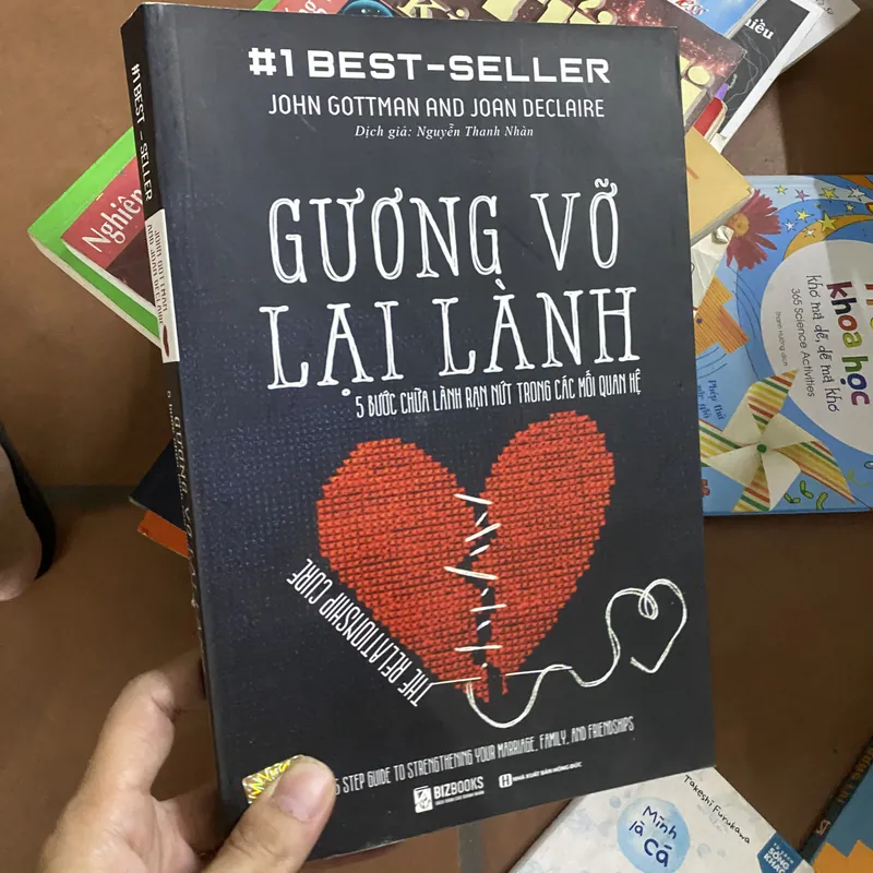 Sách gương vỡ lại lành 308268