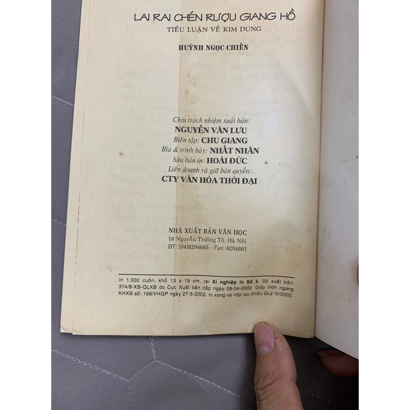Lai rai chén rượu giang hồ. Tiểu luận về kim dung. 999 443672