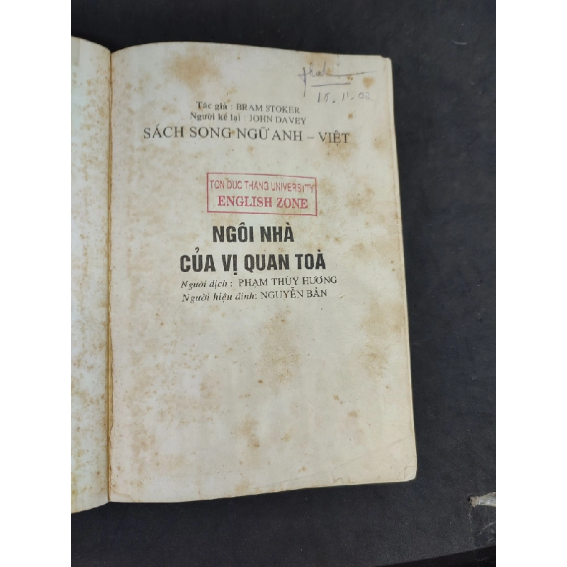 Ngôi nhà của vị quan tòa - sách song ngữ Anh Việt( có chữ )  mới 70% HPB.HCM2104 36349