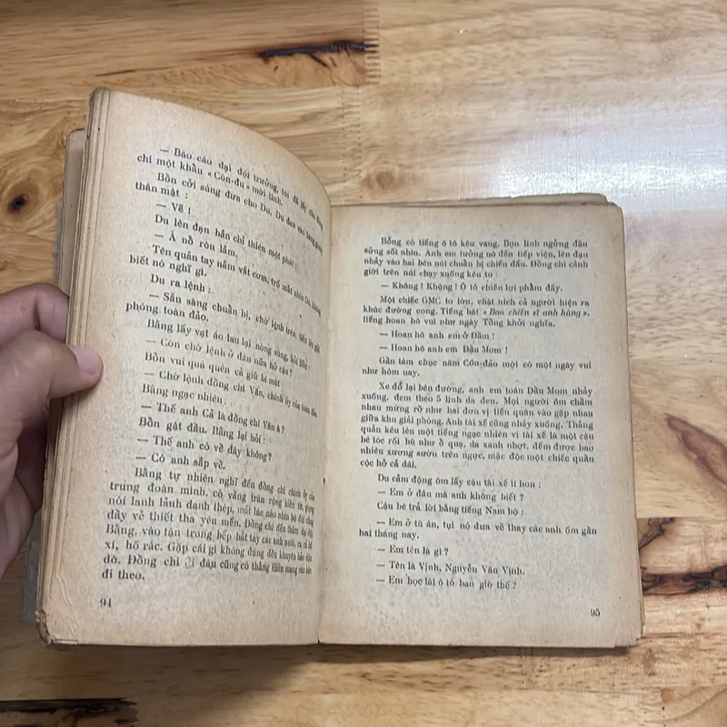 II Sách Xưa: Vượt Qua Côn Đảo (Tiểu Thuyết) - Phùng Quán - 1987 686625