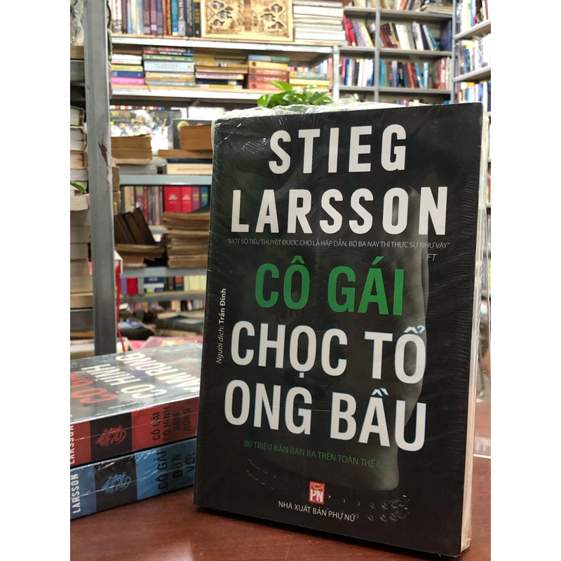 STIEG LARSSON- Cô gái có hình xăm rồng - Cô gái đùa với lửa - Cô gái chọc tổ ong bầu 367286