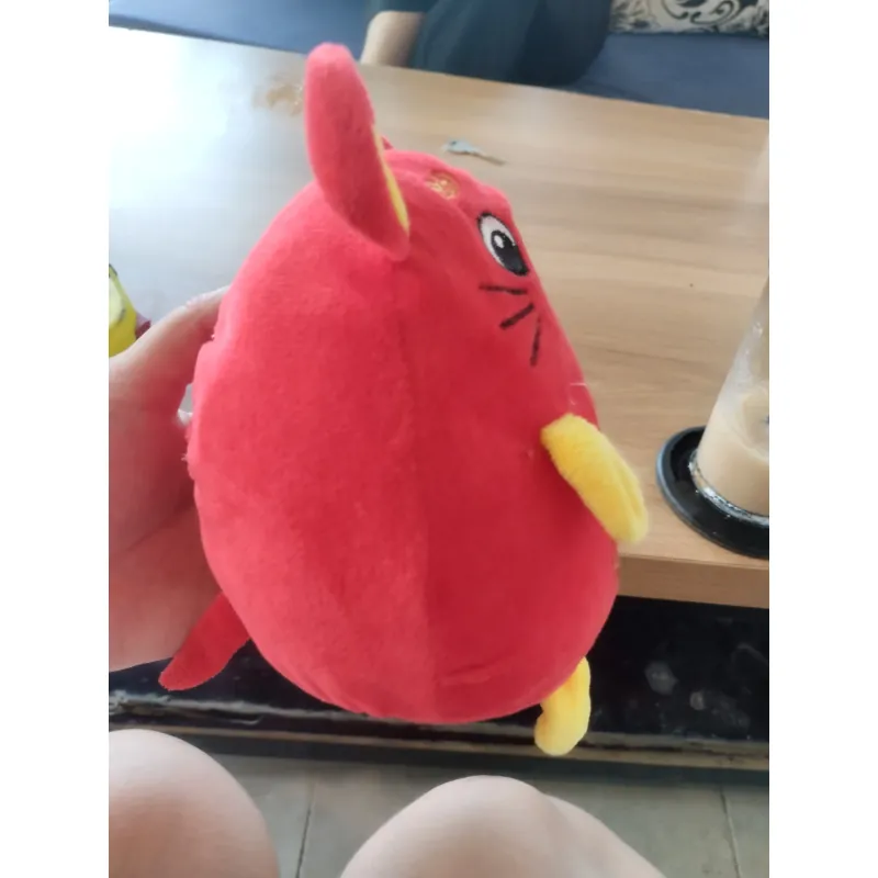 một con thú nhồi bông hình chuột màu đỏ. Hàng 2hand 996598