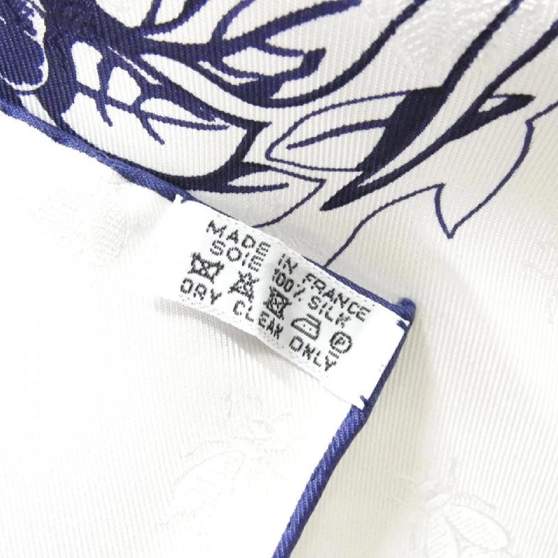 Khăn lụa JUNGLE LOVE của Hermès 624306