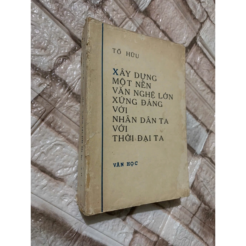 Tố Hữu- Xây dựng một nền văn nghệ lớn xứng với nhân dân, xứng với thời đại ta 539696