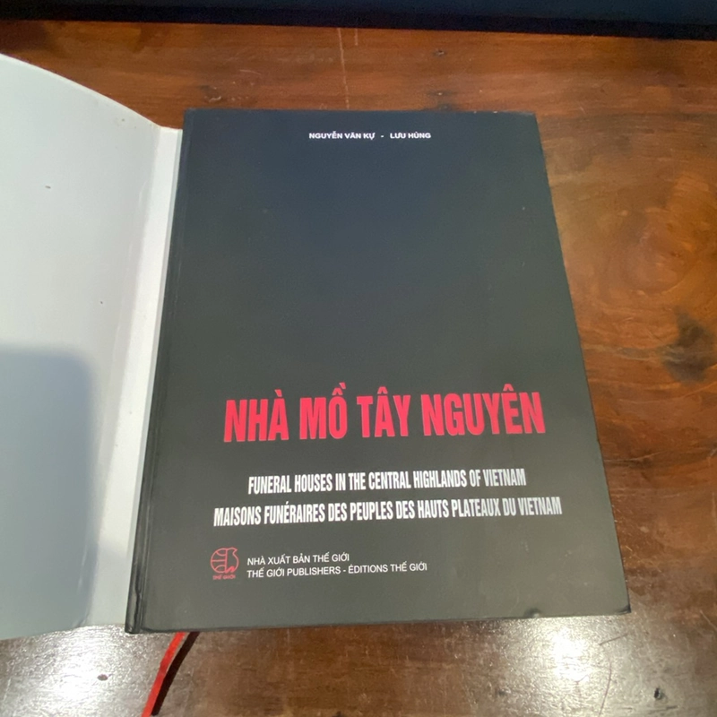 NHÀ MỒ TÂY NGUYÊN (bìa cứng khổ to in năm 2003) 458322