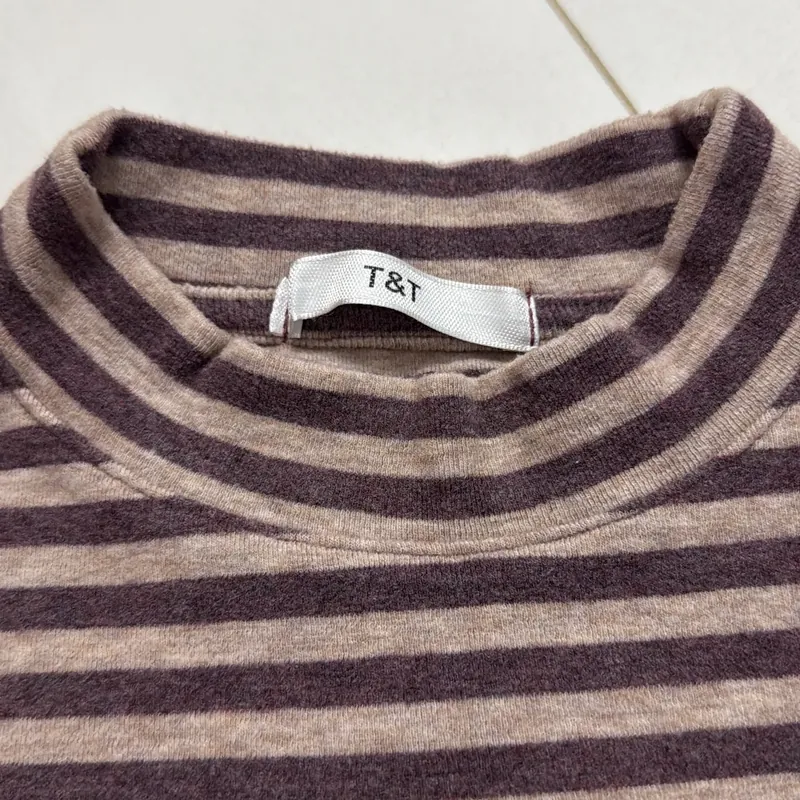 Áo thun kín cổ phối chân váy rộng 741012