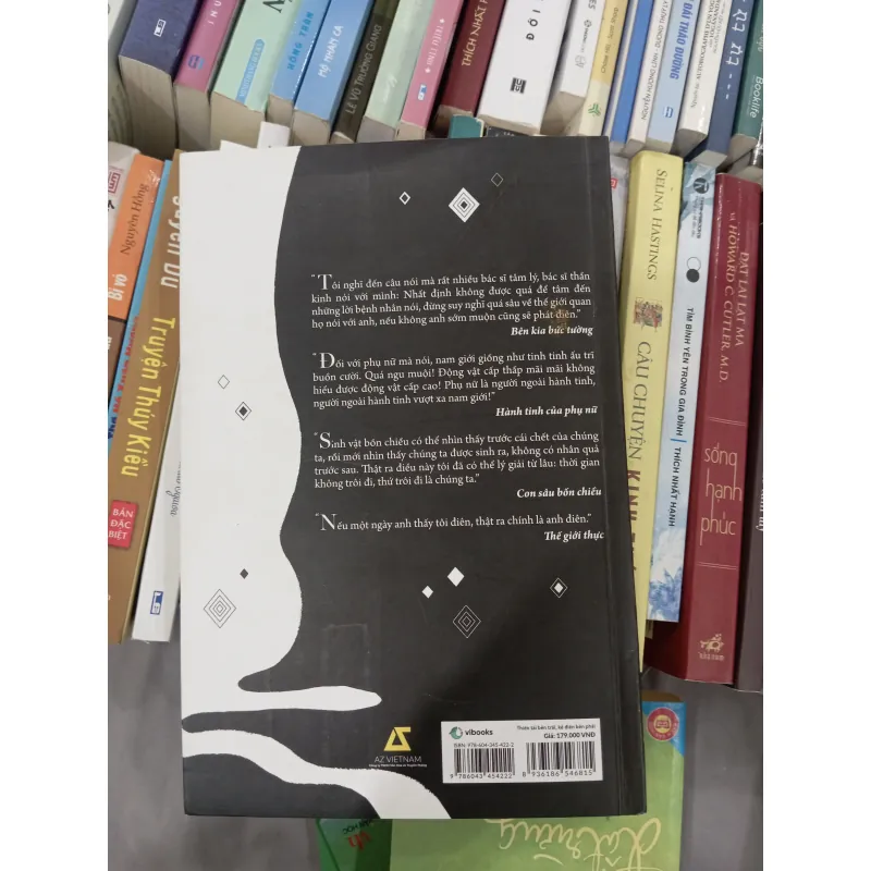 Thiên tài bên trái, kẻ điên bên phải  974440