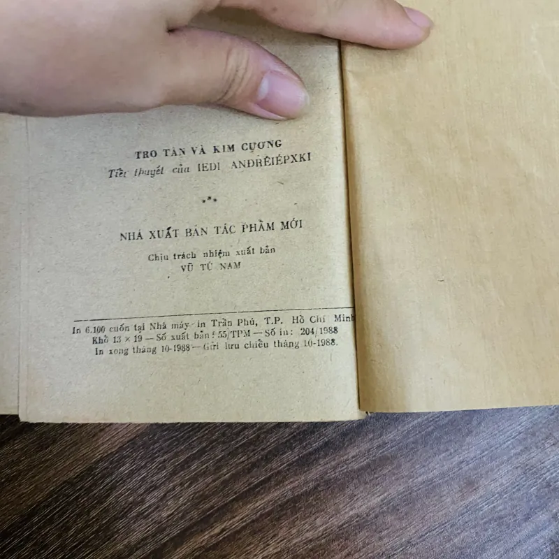 Tro tàn và kim cương ( sách bao cấp) 1024278