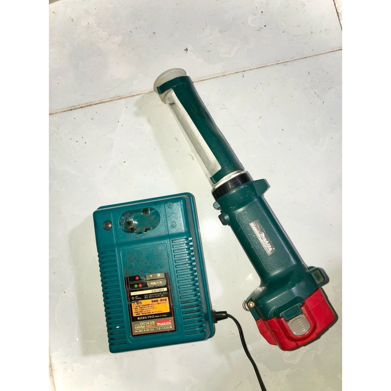 Đèn chiếu sáng cầm tay Makita ML122 Nhật 477851