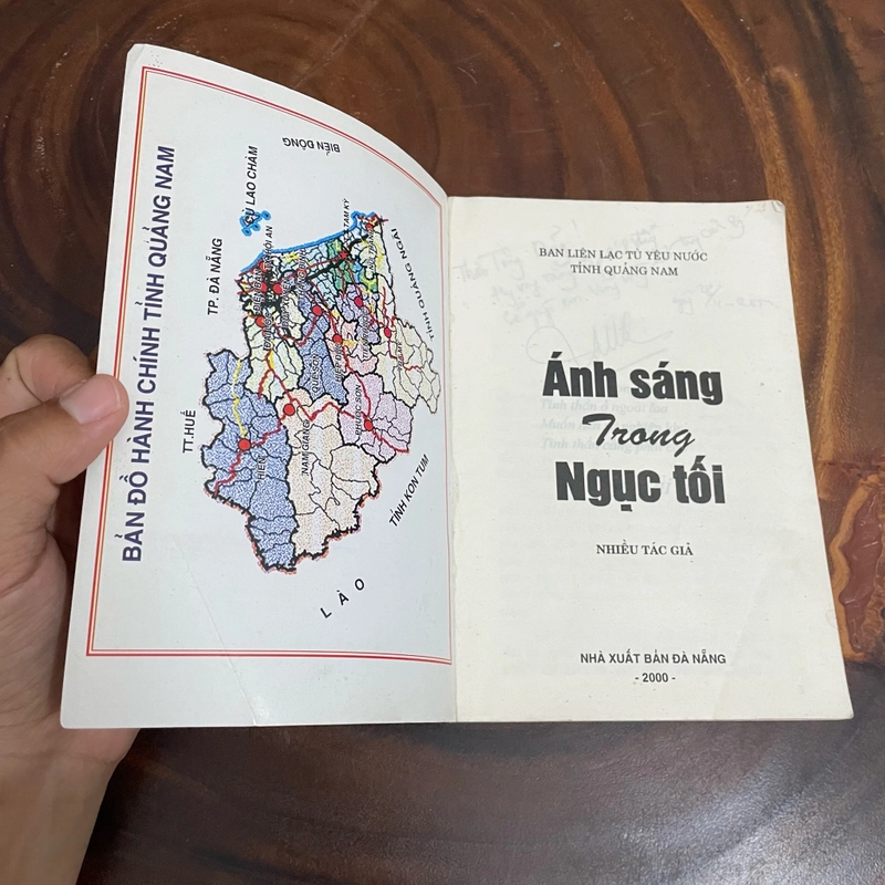 II Tựa sách: Ánh Sáng Trong Ngục Tối - Nhiều Tác Giả - 2000 463038
