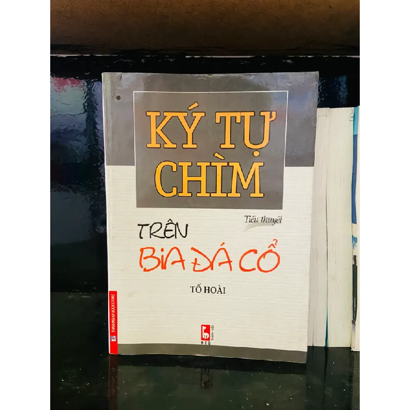 Ký tự chìm trên bia đá cổ - Tố Hoài 555071