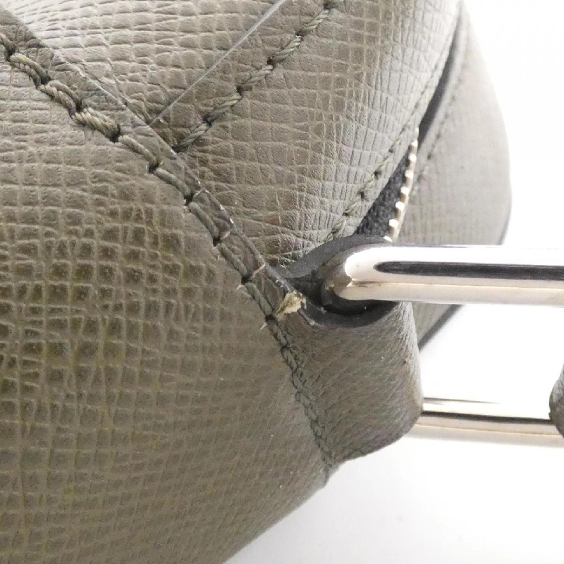 Túi đeo vai Louis Vuitton Taiga Anton Messenger M34413 613673