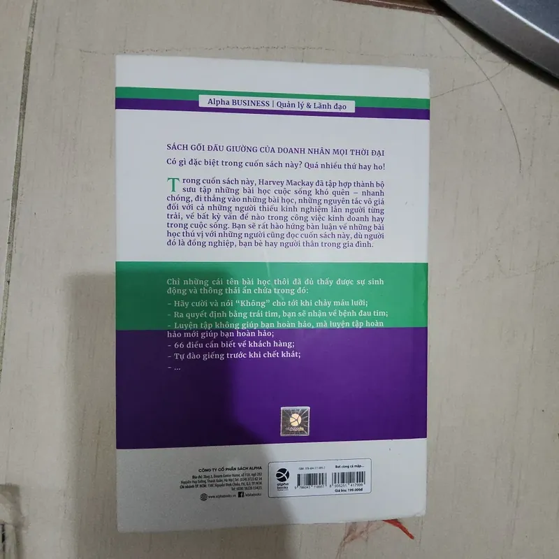 Sách Bơi cùng cá mập mà không bị nuốt chửng mới 90% 522676