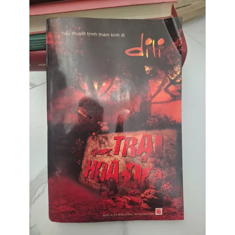 Dị Lệ: Trại Hoa Đỏ (Tiểu thuyết trinh thám kinh dị) - Di Li 696569