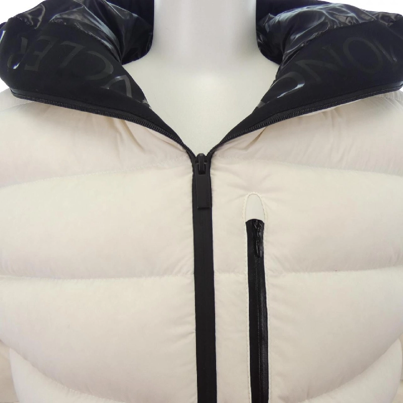 Áo khoác lông vũ MONCLER 638903