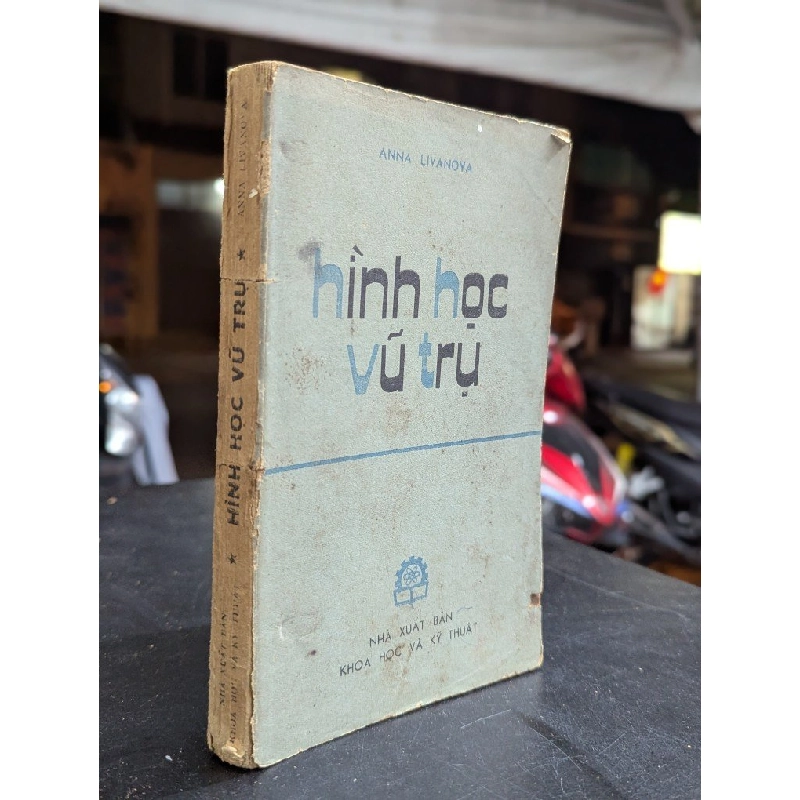 Hình học vũ trụ - Anna Livanova ( người dịch Lê Ngọc ) 450310