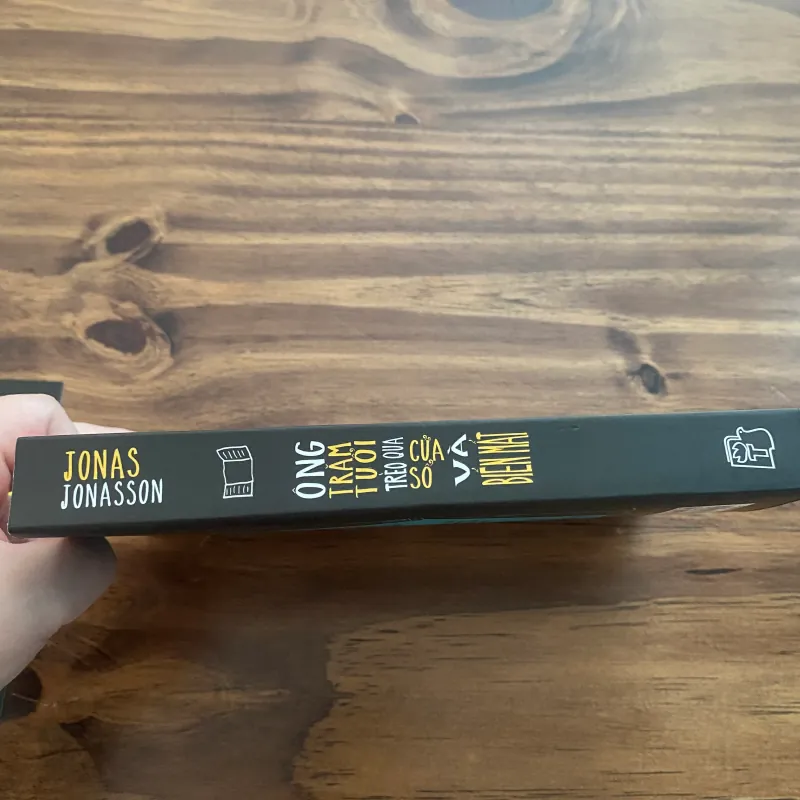 Sách Ông Trăm Tuổi Trèo Qua Cửa Sổ và Biến Mất còn mới 1005716