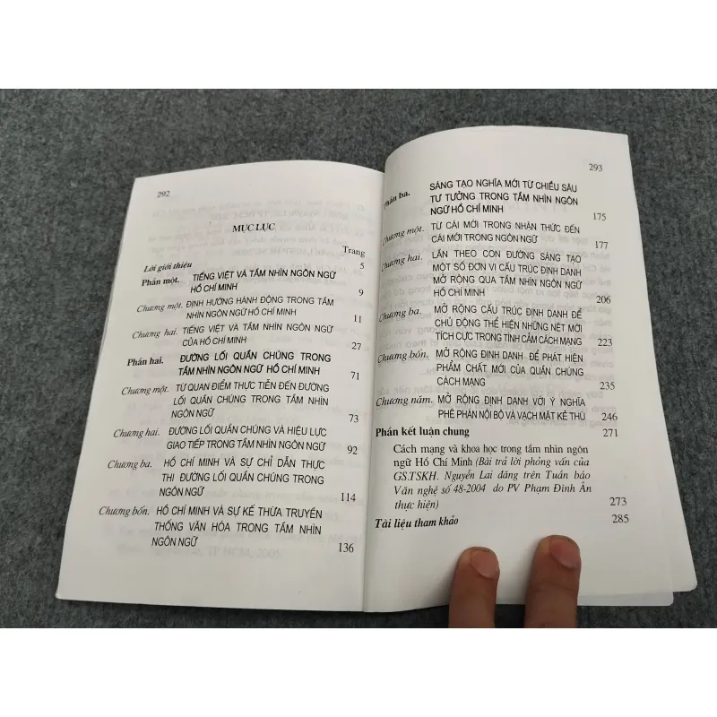 HỒ CHÍ MINH: TẦM NHÌN NGÔN NGỮ 990639