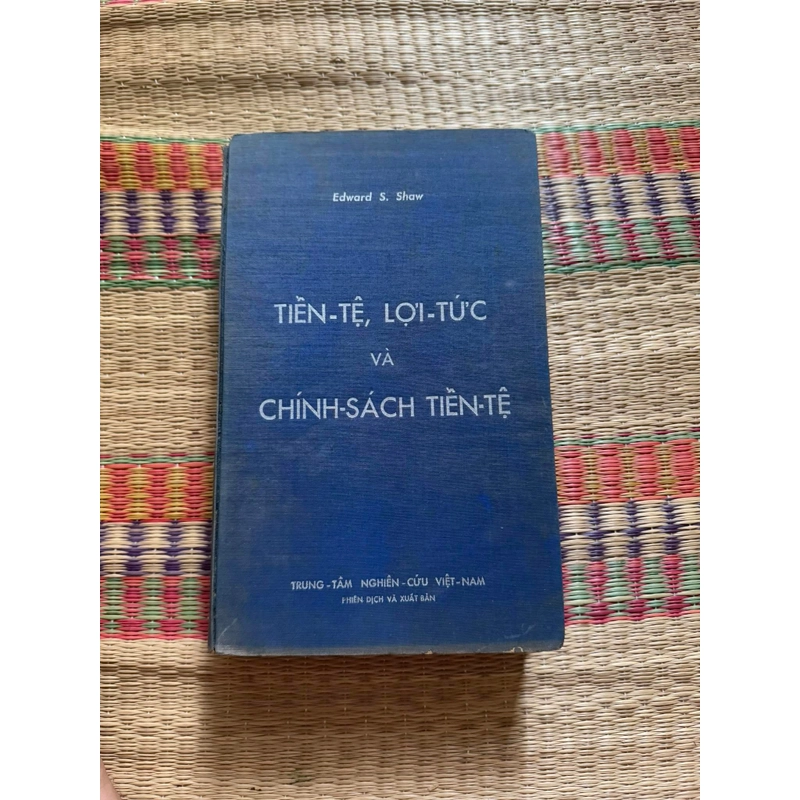 Tiền tệ lợi tức và chính sách tiền tệ 396776