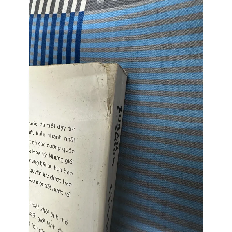 Gã khổng lồ mất ngủ  1043744