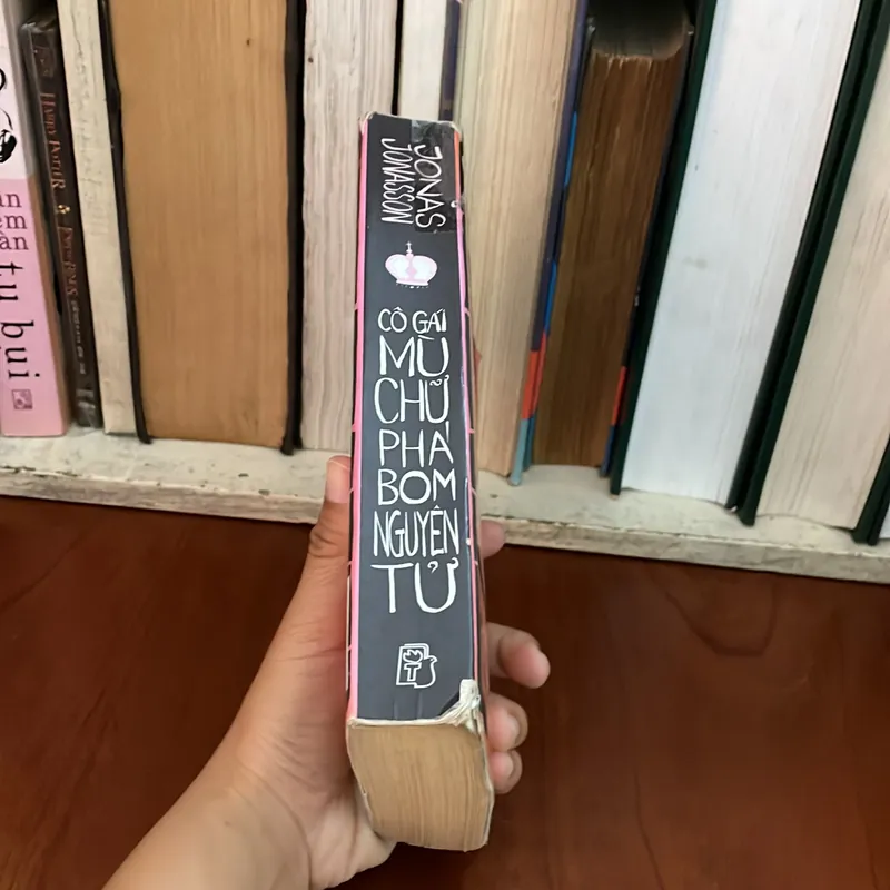 II Tiểu Thuyết: Cô Gái Mù Chữ Phá Bom Nguyên Tử - JONAS JONASSON - 2018 576365