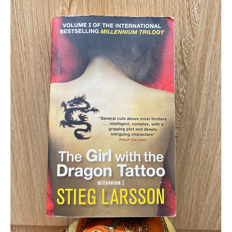 THE GIRL WITH THE DRAGON TATOO (BẢN TIẾNG ANH CỦA "CÔ GÁI CÓ HÌNH XĂM RỒNG")* TẶNG QUÀ+FS 186448